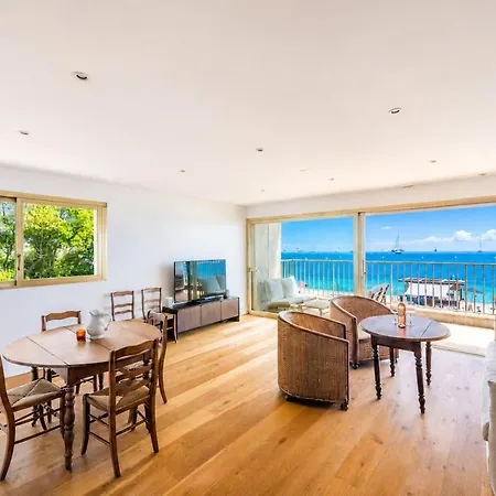 Апартаменти Beachfront Sea View 2 Bedrooms *
