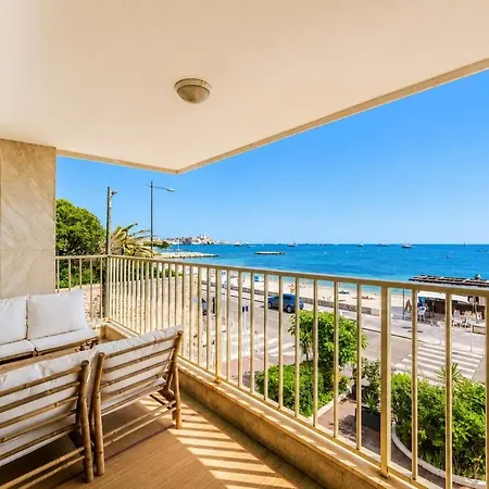 Beachfront Sea View 2 Bedrooms Апартаменти *