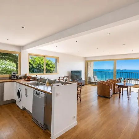 Апартаменти Beachfront Sea View 2 Bedrooms *